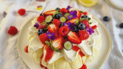 Light & Bright Pavlova